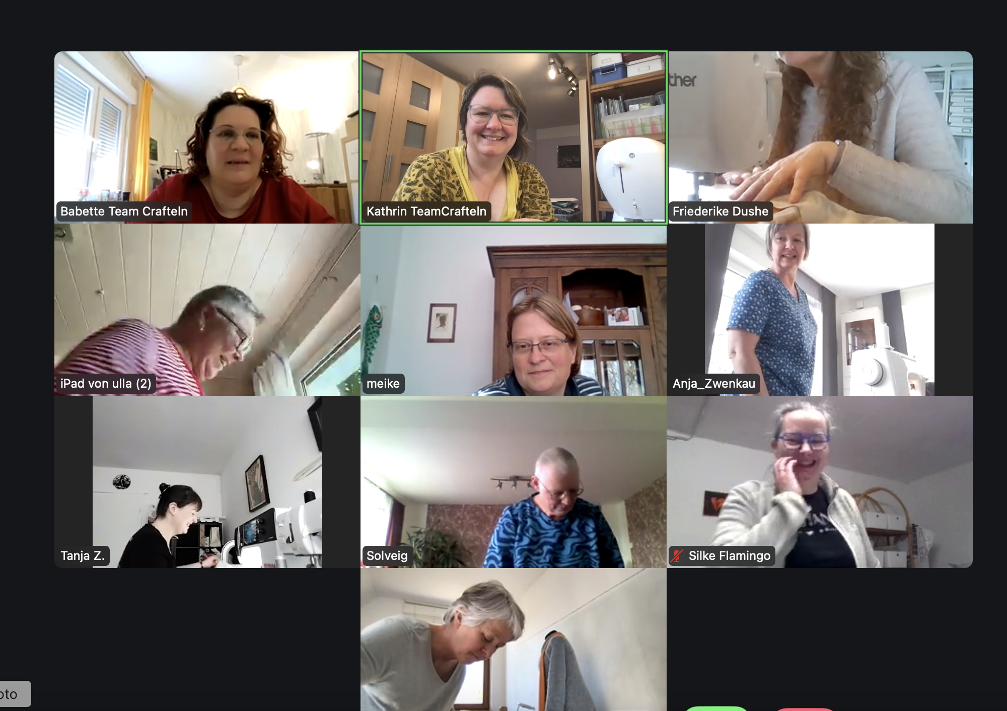 Nähkränzchen Bildschirmfoto 2025-04-06 um 12.26.42 Screenshot einer Videokonferenz auf der mehrere Frauen mit ihren Nähmaschinen zu sehen sind